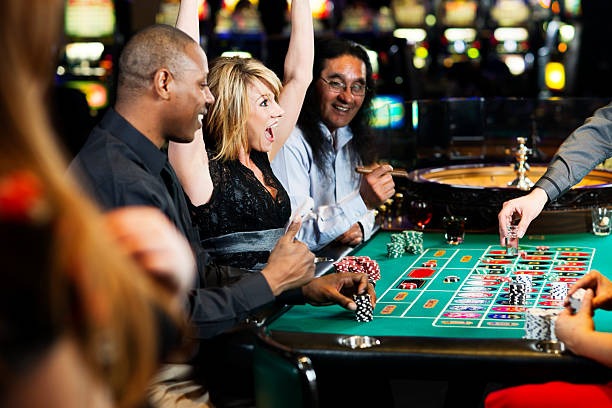iuno platform UI showing live bet interface with dealer feed and chat sidebar
